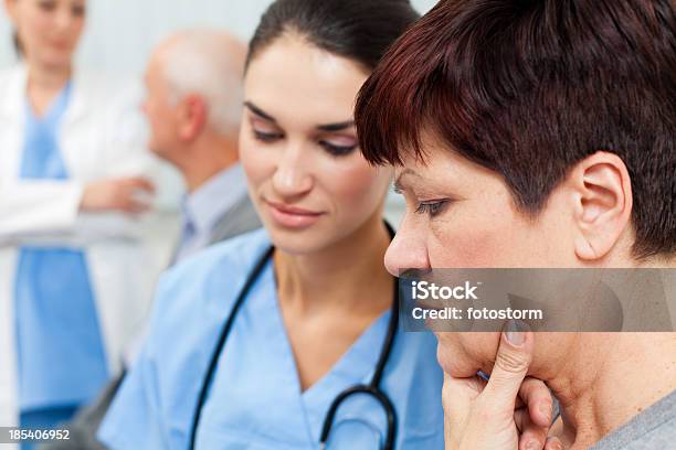 Enfermera Y Paciente Examinar Los Registros Médicos Foto de stock y más banco de imágenes de Confusión