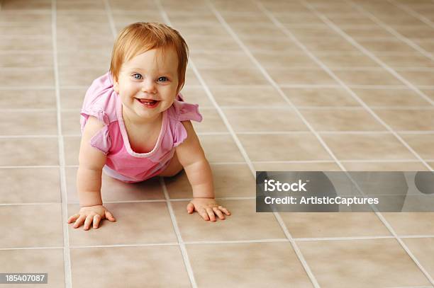 Felice Capelli Rossi Sul Pavimento - Fotografie stock e altre immagini di Pavimento di mattonelle - Pavimento di mattonelle, Bambino, Bebé