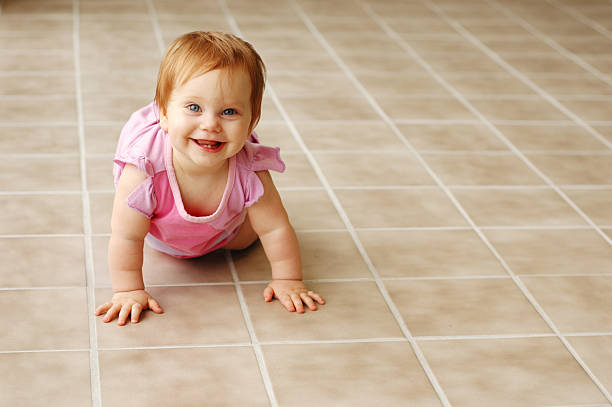 행복함 빨간 머리 대한 타일 바닥 - baby tile crawling tiled floor 뉴스 사진 이미지