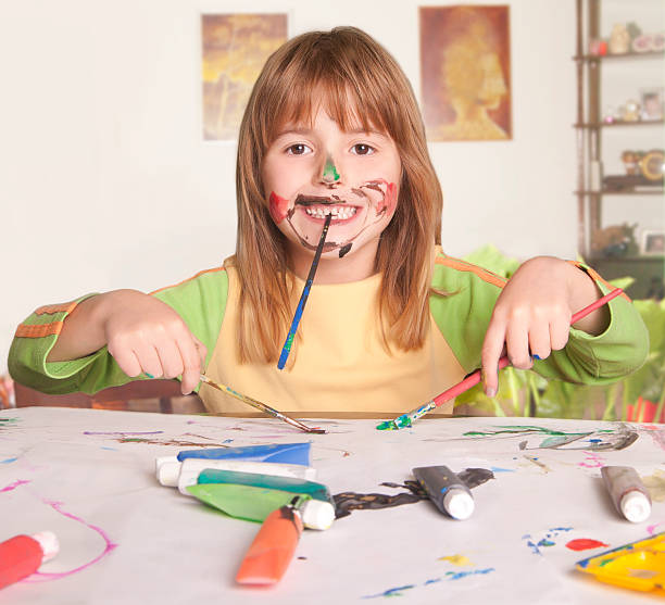 istock Little girl drawing 185407424