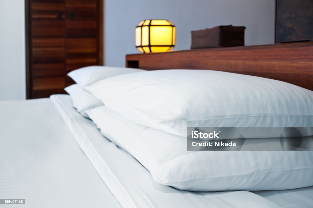 Cuscini richiesti sul letto - Foto stock royalty-free di Bianco