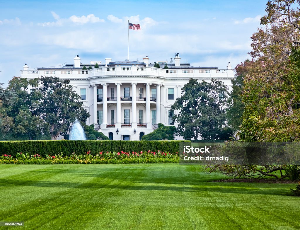 Casa blanca con fuente, flores y exuberante jardín verde - Foto de stock de La Casa Blanca libre de derechos