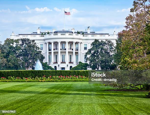 Casa Blanca Con Fuente Flores Y Exuberante Jardín Verde Foto de stock y más banco de imágenes de La Casa Blanca