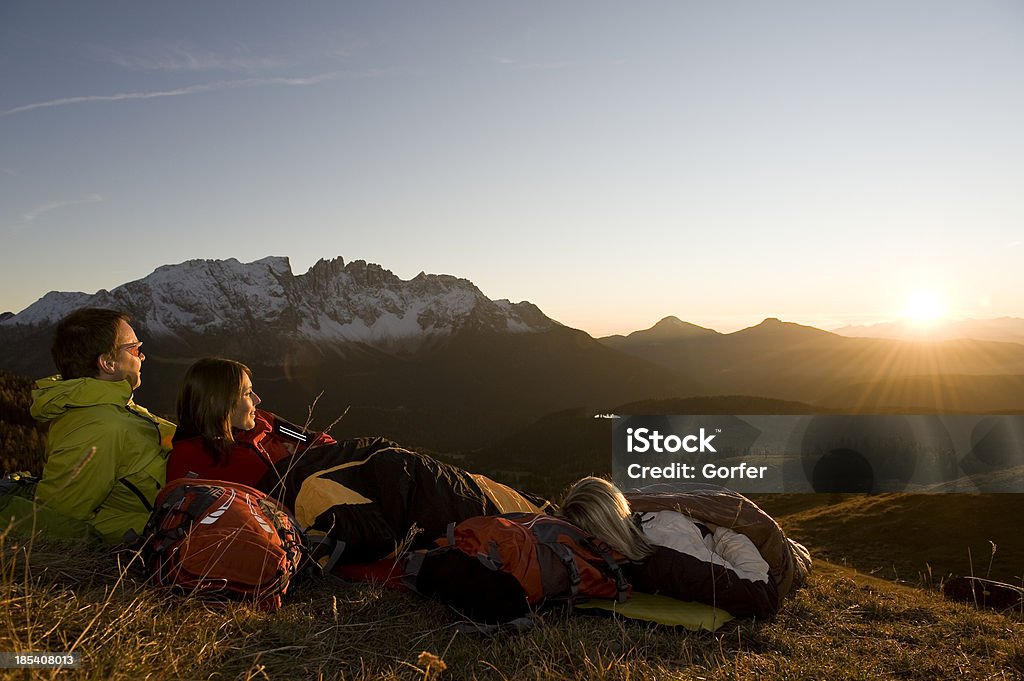 Wanderer genießen die Abendsonne - Стоковые фото Спальный мешок роялти-фри