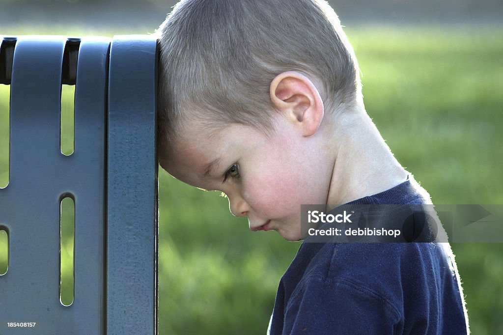 Печальный мальчик - Стоковые фото Малыш роялти-фри