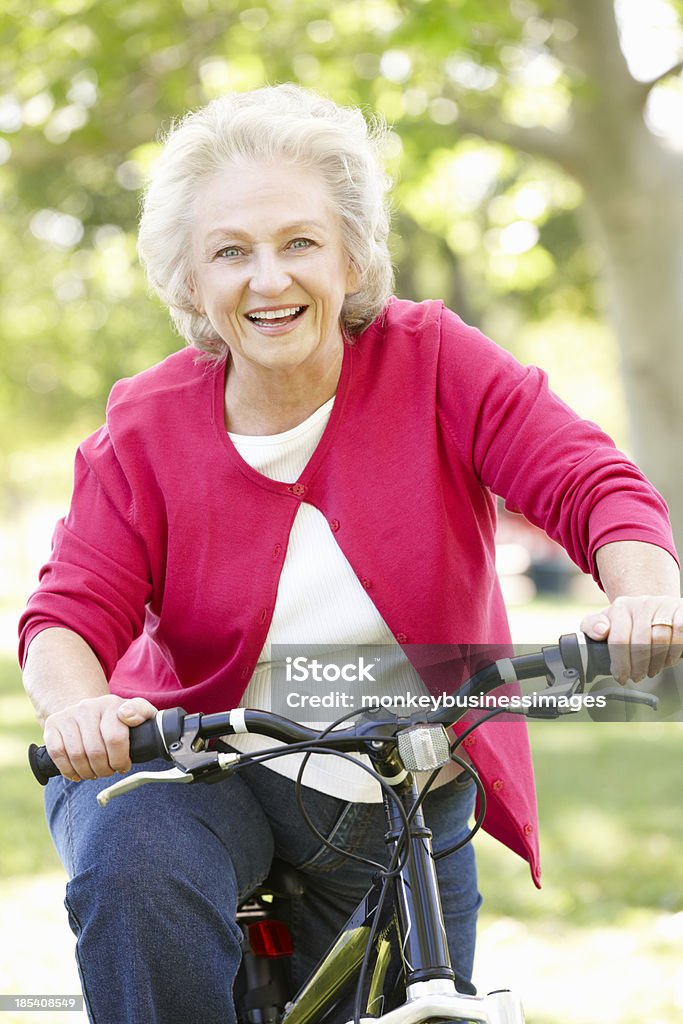Femme Senior équitation vélos - Photo de Activité libre de droits