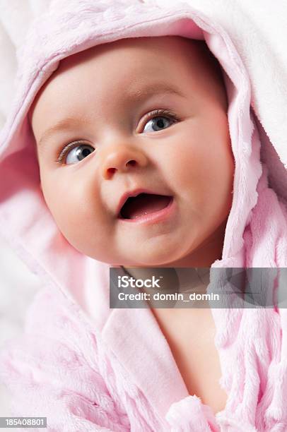 Porträt Eines Sechs Monate Alten Baby In Rosa Bademantel Wunderschönen Stockfoto und mehr Bilder von Baby
