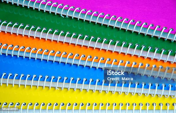 Cuadernos En Espiral Foto de stock y más banco de imágenes de Cuaderno de apuntes - Cuaderno de apuntes, Montón, Carpeta de anillas