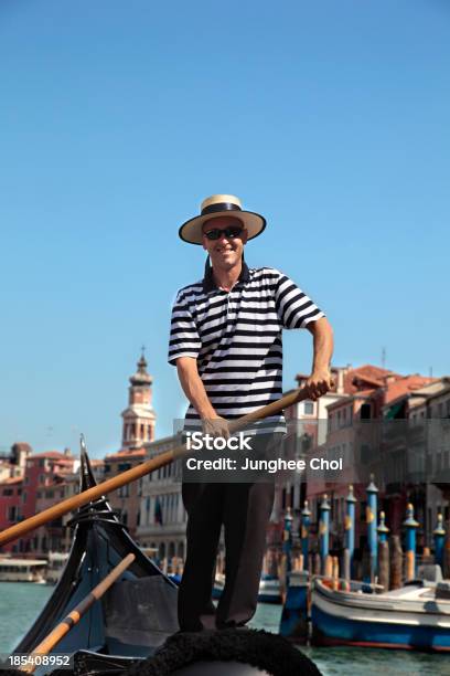 Photo libre de droit de Gondolier À Venise banque d'images et plus d'images libres de droit de Gondolier - Gondolier, Venise, Culture italienne