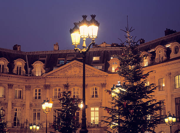 istock Christmas decoration Paris, France. 185409122