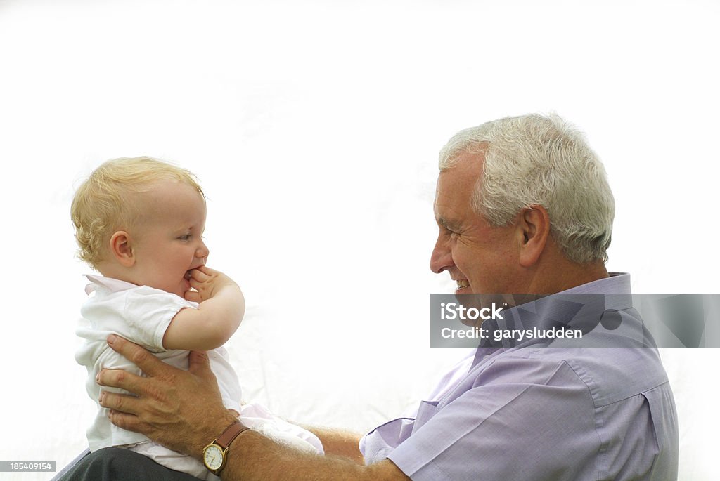 Grand-père tenant grandaughter - Photo de Adulte libre de droits