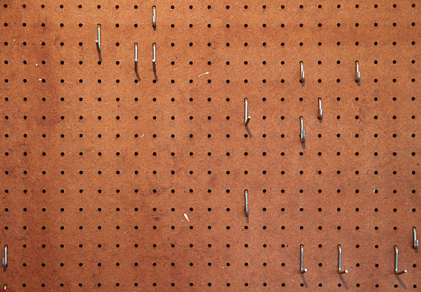 семинар перфорированная плита - pegboard стоковые фото и изображения