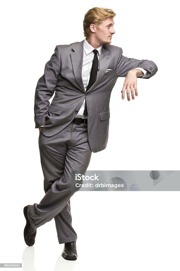 Hombre en traje s'inclina con nada - Foto de stock de Hombres libre de derechos