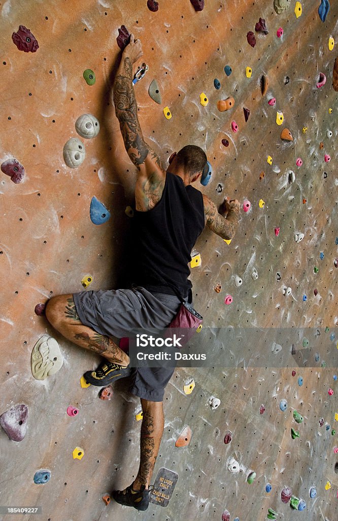 Homem escalada interior - Foto de stock de 20 Anos royalty-free