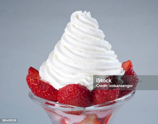 Erdbeeren Und Peitsche Creme Stockfoto und mehr Bilder von Aufschäumen - Aufschäumen, Sahne, Schlagsahne