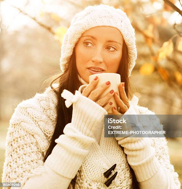 Foto de Bebida Quente No Outono Dia e mais fotos de stock de Adulto - Adulto, Alegria, Amarelo