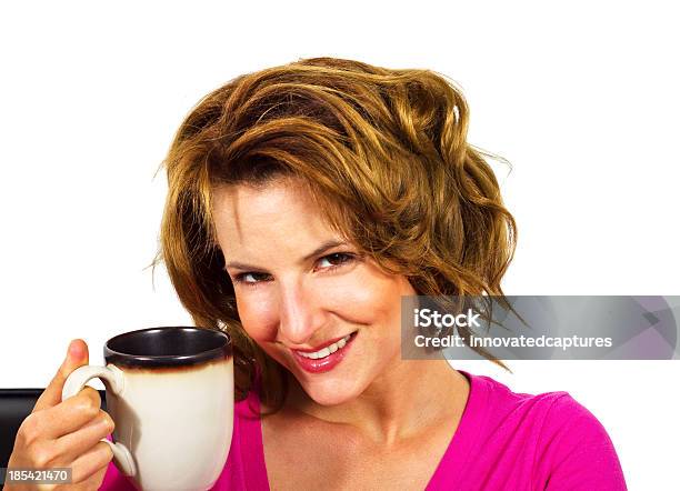 Primer Plano De Una Mujer Bebiendo Una Taza De Café Foto de stock y más banco de imágenes de Acogedor