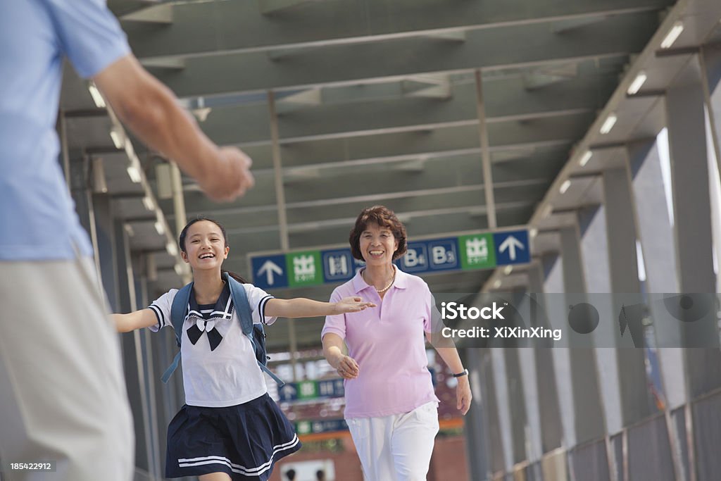 Nipote corre verso suo nonno - Foto stock royalty-free di 12-13 anni