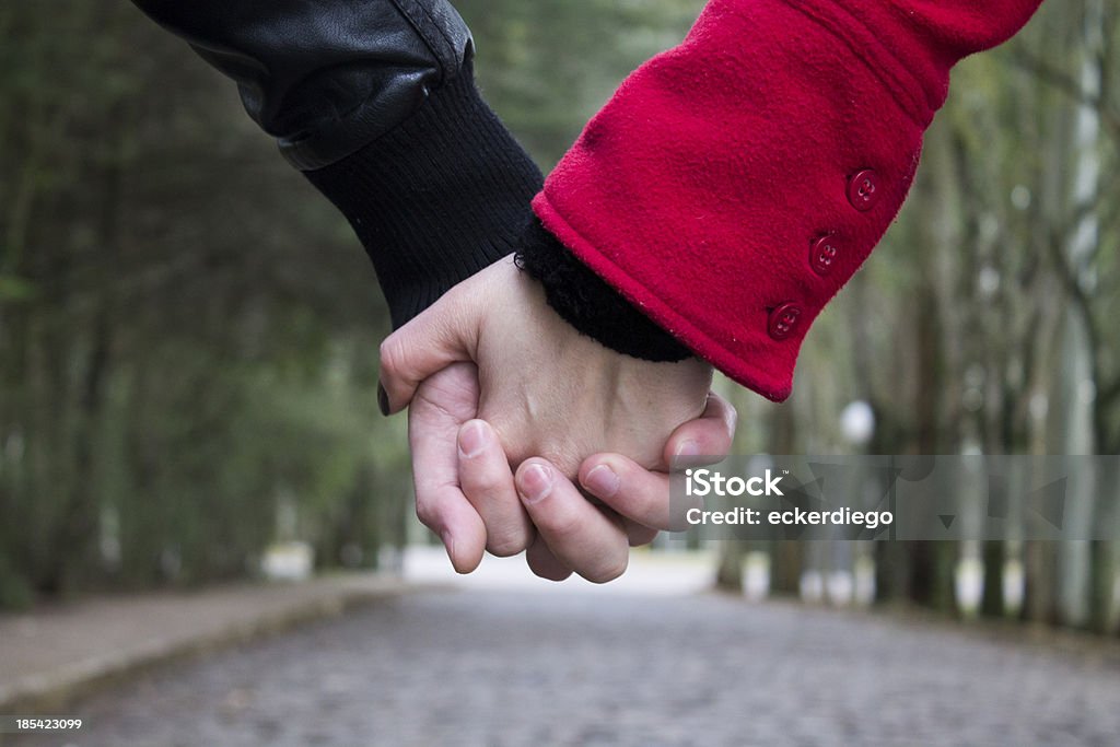Camminare con le mani insieme - Foto stock royalty-free di 20-24 anni