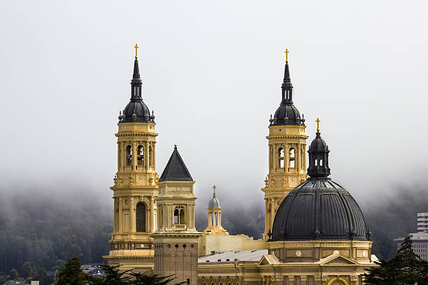 brouillard et église de san francisco - saint ignatius church photos et images de collection