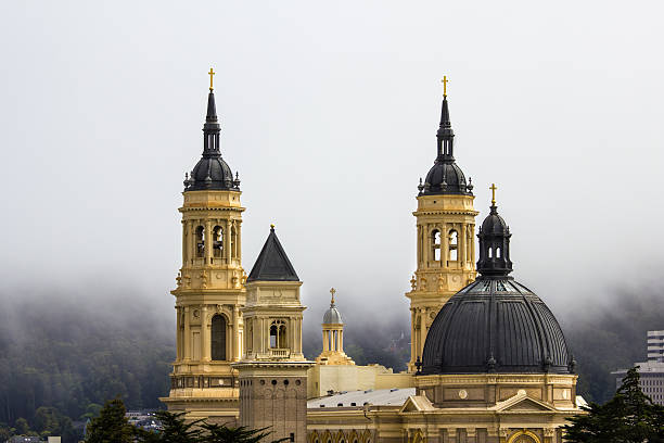 туман и церковь сан-франциско - saint ignatius church стоковые фото и изображения