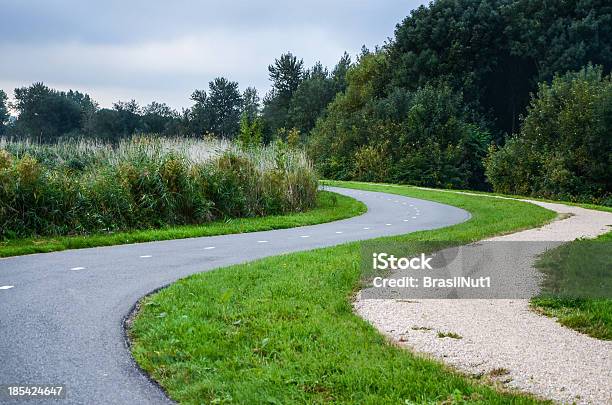 Virar Road Foto de stock y más banco de imágenes de Actividad - Actividad, Aire libre, Apoyarse