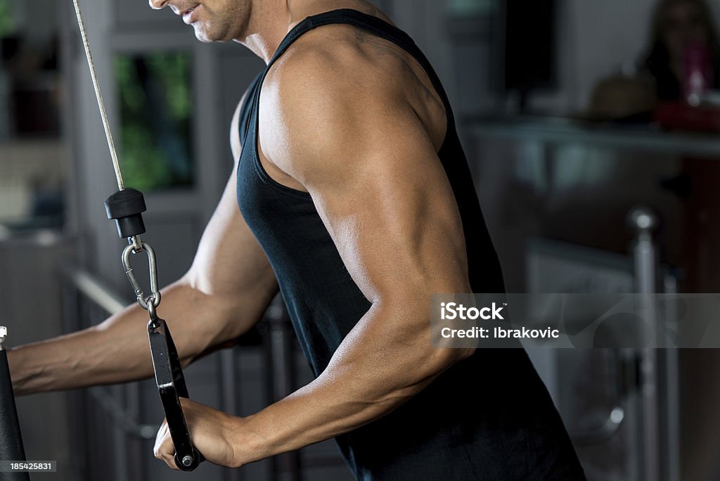 Tríceps estén muy bien cuidados Pulldown de ejercicios - Foto de stock de 30-39 años libre de derechos
