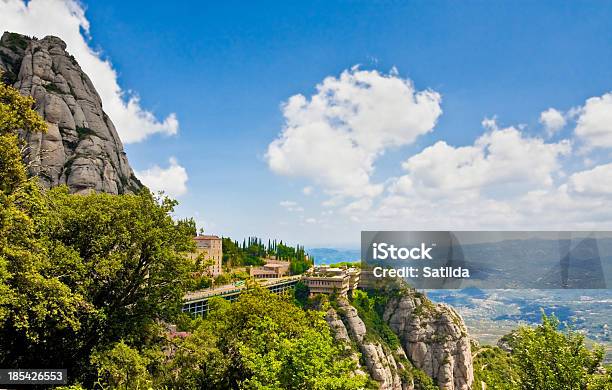 Widok Valley I Montserrat Konwent Katalonia Hiszpania - zdjęcia stockowe i więcej obrazów Aranżować