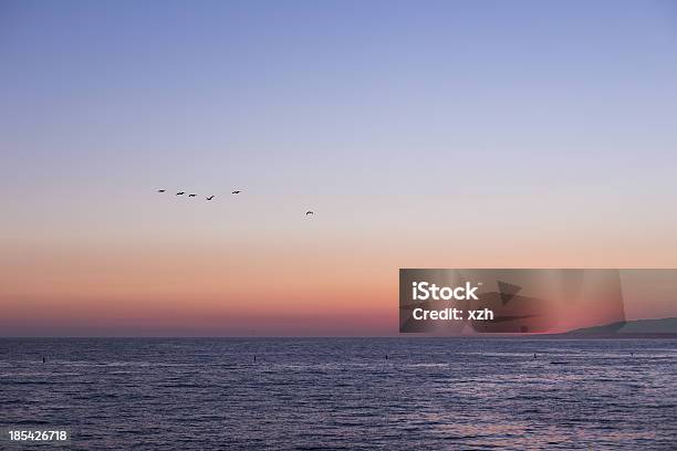Sonnenuntergang In Santa Monica Mit Schönem Wellenmotiv Stockfoto und mehr Bilder von Berg