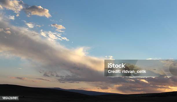 Pôr Do Sol Nuvens - Fotografias de stock e mais imagens de Ao Ar Livre - Ao Ar Livre, Azul, Beleza natural