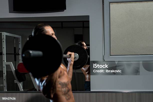 Mann Heben Hanteln Im Fitnessstudio Stockfoto und mehr Bilder von Langhantel - Langhantel, Aktiver Lebensstil, Anaerobes Training