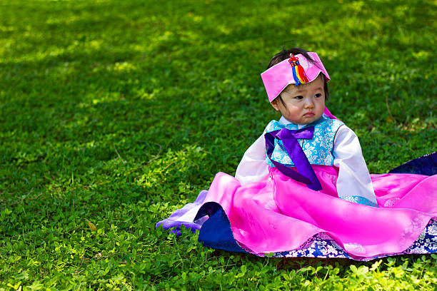 giovane donna che indossa abbigliamento tradizionale coreano hanbok - korea child baby asian culture foto e immagini stock