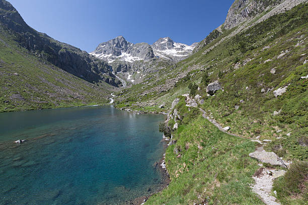 mountain lake, le parc national des pyrénées, france - panoramic lake river scenics photos et images de collection