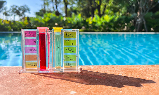 swimming pool test kit To measure pH and chlorine that are suitable for swimming without harm to the human body.