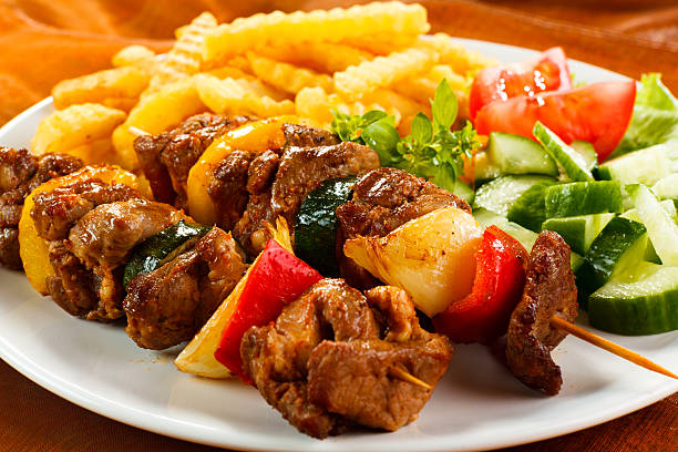 kebab-grigliate di carne e verdure, trucioli - spit roasted barbecue grill barbecue pork foto e immagini stock