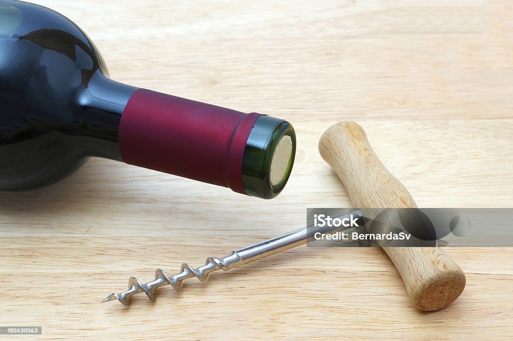 Bottiglia di vino con apertura su legno - Foto stock royalty-free di Alimentazione sana