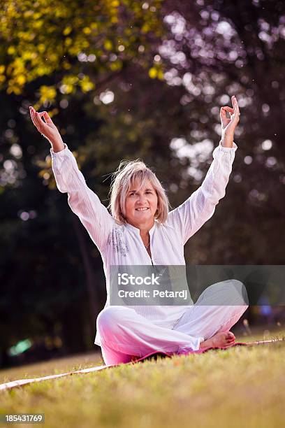 Mujer Mayor Practicar Yoga Foto de stock y más banco de imágenes de 50-59 años - 50-59 años, Adolescente, Adulto