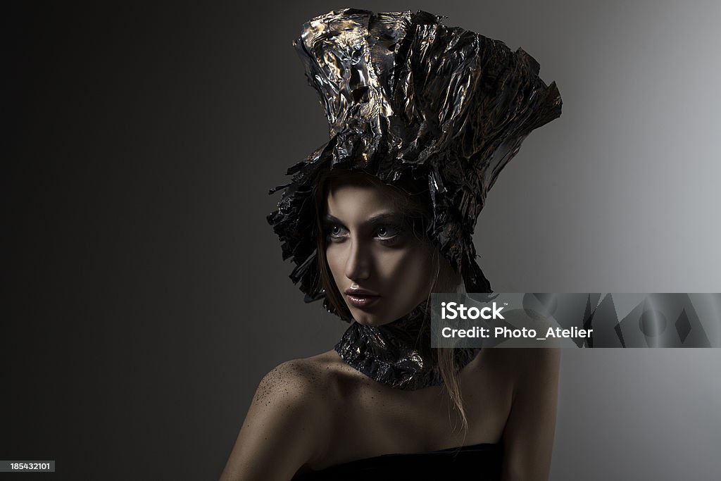 Linda menina com chapéu de metal - Foto de stock de Adulto royalty-free