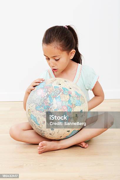 Junges Mädchen Sitzt Auf Dem Boden Mit Globus Stockfoto und mehr Bilder von 6-7 Jahre - 6-7 Jahre, Auf dem Boden sitzen, Barfuß