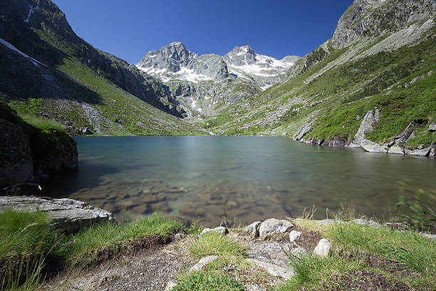 mountain lake, le parc national des pyrénées, france - mountain valley river water photos et images de collection