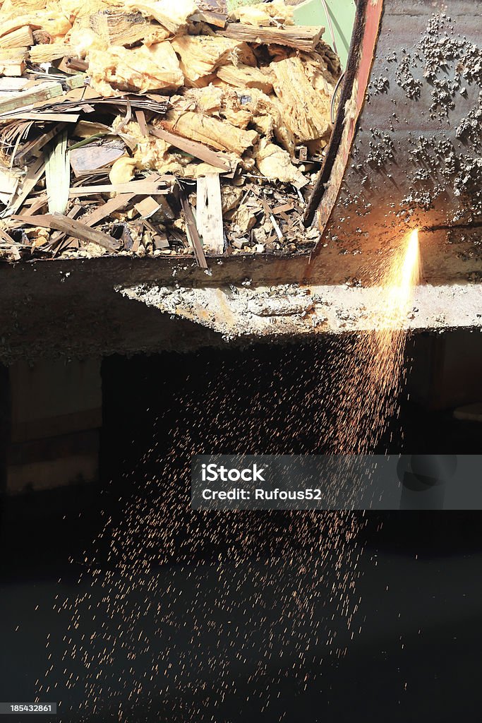 Los trabajadores están cortar acero - Foto de stock de Acero libre de derechos