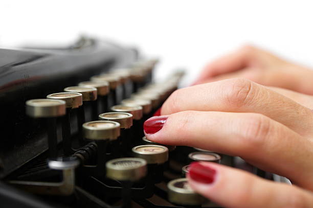 삼각대를 사용하여 입력 여자 늙음 타자기 - typewriter typing beginnings blank 뉴스 사진 이미지