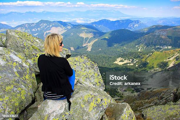 Mujer Sencuentra En La Cima De La Montaña Foto de stock y más banco de imágenes de Actividad de fin de semana - Actividad de fin de semana, Actividades recreativas, Adulto