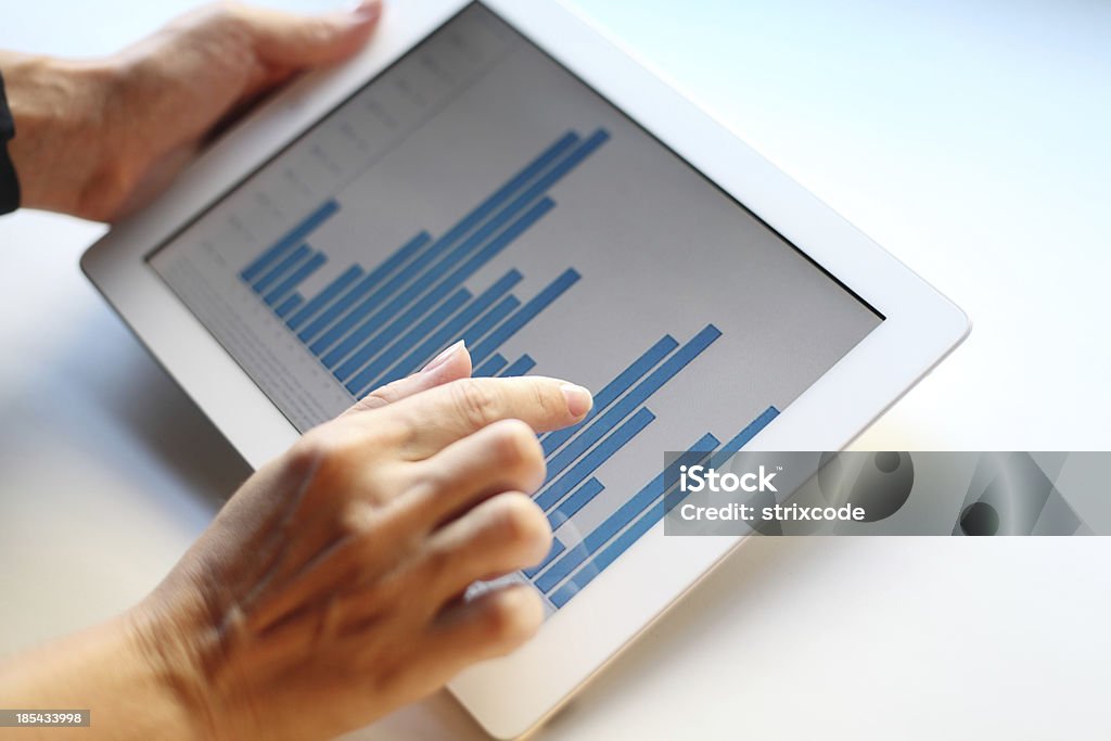 Imagem de Mão humana apontando a tela de toque com gráfico de negócios - Foto de stock de Azul royalty-free