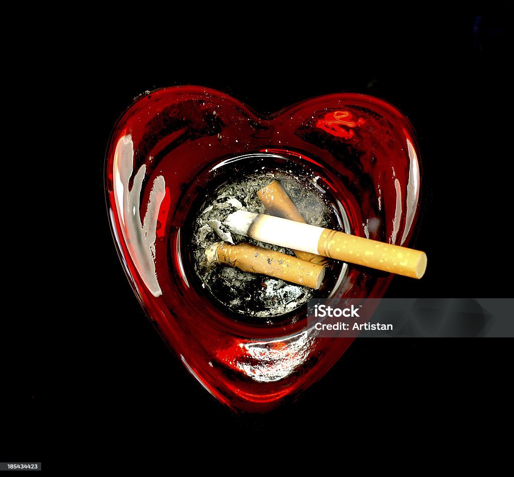 Zigaretten In Eine Herzförmige Aschenbecher Stockfoto und mehr Bilder von  Aschenbecher - Aschenbecher, Freisteller – Neutraler Hintergrund, Herzform  - iStock