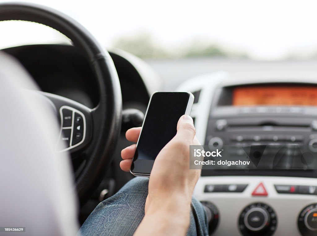Homme à l'aide de téléphone en conduisant la voiture - Photo de Conduire libre de droits