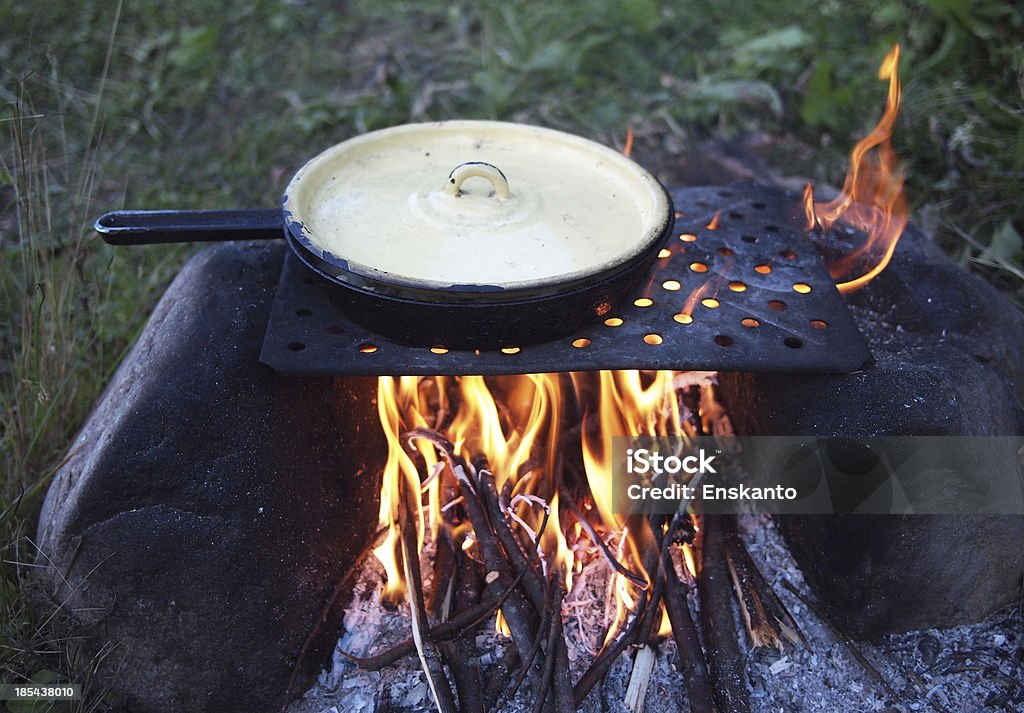Na zewnątrz gotowane Gulasz gotowanie na ogniu - Zbiór zdjęć royalty-free (Badanie)