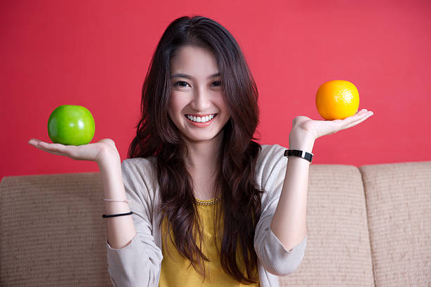 Menina asiática com frutas - foto de acervo