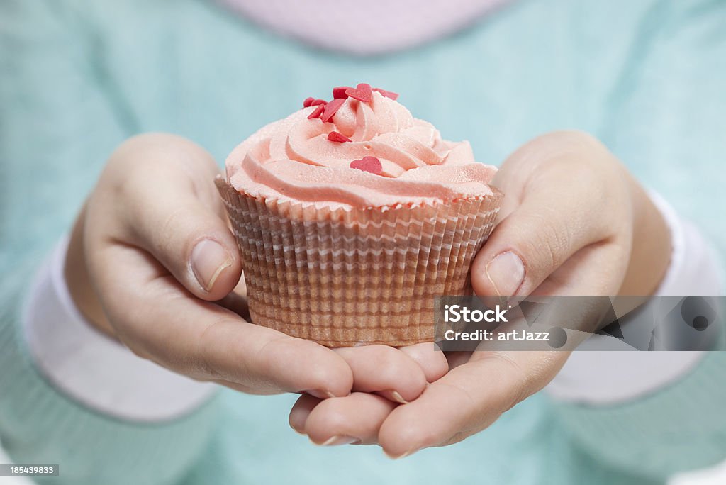 Femme tenant une rose cupcake sur blanc - Photo de Adolescent libre de droits