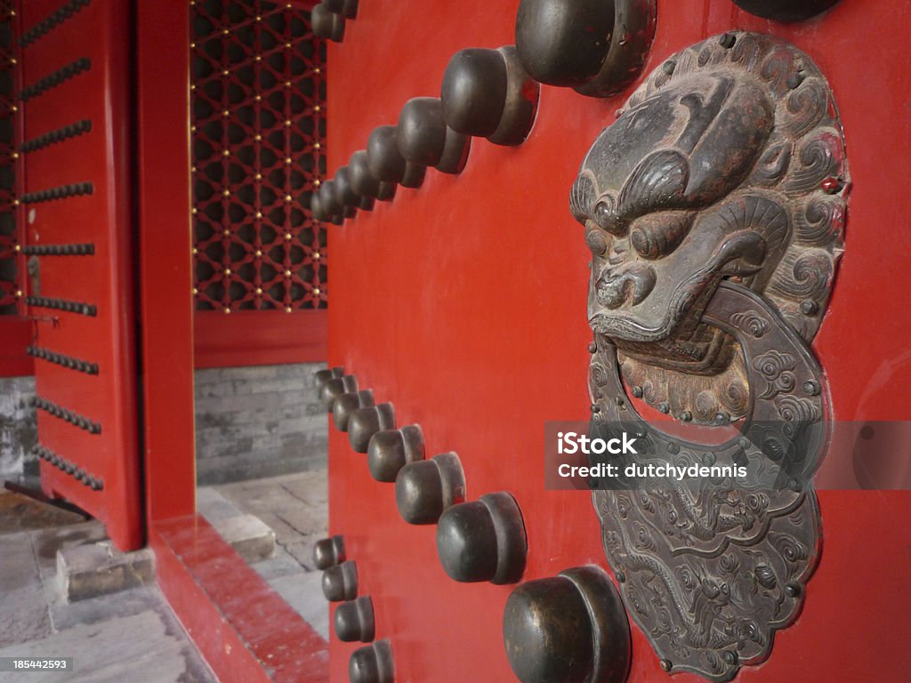 Chinois red door avec poignée en forme de lion - Photo de Antiquités libre de droits